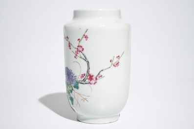 Een Chinese famille rose vaas met floraal decor, Qianlong merk, Republiek