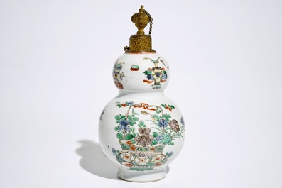 Un vase de forme double gourde en porcelaine de Chine famille verte mont&eacute; en bronze dor&eacute;, Kangxi