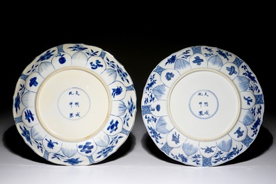 Deux plats en forme de lotus en porcelaine de Chine bleu et blanc, marque de Chenghua, Kangxi