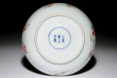 Une assiette en porcelaine de Chine famille rose figurant un oiseau parmi branches, marque et p&eacute;riode de Yongzheng