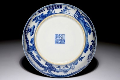 Een Chinees blauwwit bord met &quot;Drie Vrienden van de Winter&quot; decor, Qianlong merk en periode