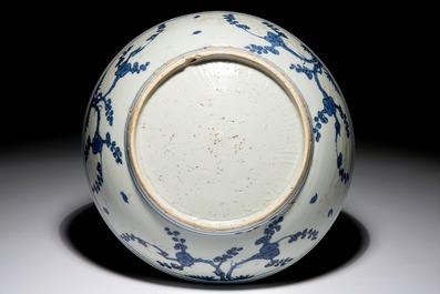 Un plat en porcelaine de Chine bleu et blanc &agrave; d&eacute;cor d'un paysage, Jiajing