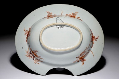 Un plat &agrave; barbe en porcelaine de Chine famille rose, Qianlong