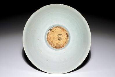 Un bol en porcelaine de Chine qingbai &agrave; d&eacute;cor de poissons sous gla&ccedil;ure, Song