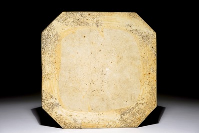 Une plaque octagonale en porcelaine de Chine famille verte, 19&egrave;me