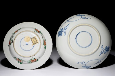 Deux assiettes en porcelaine de Chine famille verte et bleu et blanc, Kangxi