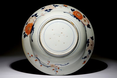 A large Japanese Imari charger with floral design, Edo, 17/18th C.