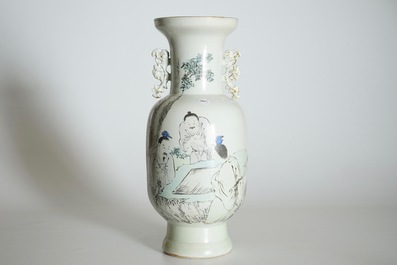 Un vase en porcelaine de Chine qianjiang cai aux joueurs de go, sign&eacute; Ren Huanzhang (1874-1902)