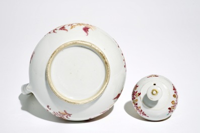 Une verseuse couverte en porcelaine de Chine pour l'export, Qianlong