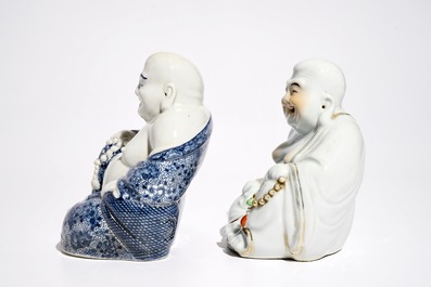 Twee Chinese blauwwitte en polychrome figuren van Boeddha, gemerkt, 19/20e eeuw