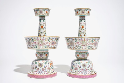 Une paire de bougeoirs en porcelaine de Chine famille rose, marque de Jiaqing, 19/20&egrave;me