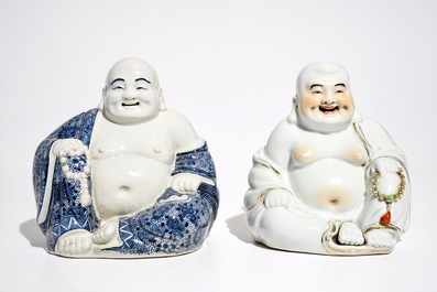 Twee Chinese blauwwitte en polychrome figuren van Boeddha, gemerkt, 19/20e eeuw