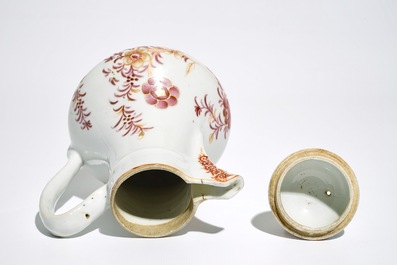 Une verseuse couverte en porcelaine de Chine pour l'export, Qianlong