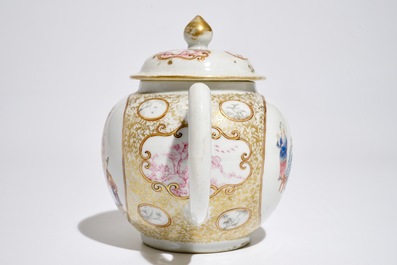 Een Chinese famille rose theepot met deksel met mandarijns decor, Qianlong