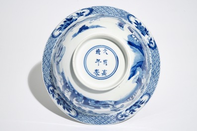 Een Chinese blauwwitte klapmutskom met figurendecor, Xuande merk, Kangxi