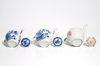 Trois th&eacute;i&egrave;res couvertes en porcelaine de Chine famille rose et bleu et blanc, Qianlong