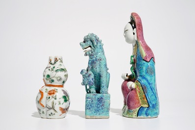 A Chinese robin's egg Buddhist lion, a famille rose Guanyin and a famille verte vase, 19/20th C.