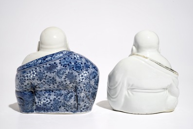 Deux mod&egrave;les de Bouddha en porcelaine de Chine polychrome et bleu et blanc, 19/20&egrave;me