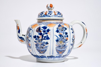 Een grote Chinese Imari-stijl lotusvormige theepot met deksel, Kangxi