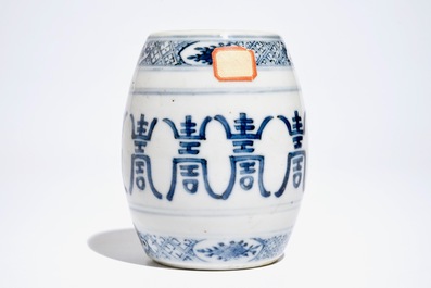 Un porte-encens en porcelaine de Chine bleu et blanc &agrave; d&eacute;cor &quot;Shou&quot;, 19/20&egrave;me