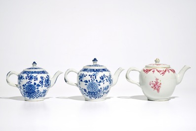 Drie Chinese blauwwitte en famille rose theepotten met deksels, Qianlong