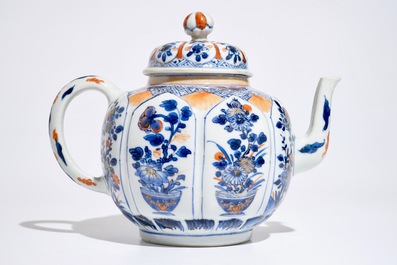 Een grote Chinese Imari-stijl lotusvormige theepot met deksel, Kangxi