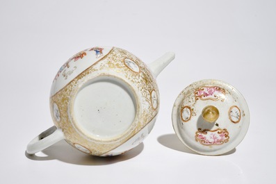 Een Chinese famille rose theepot met deksel met mandarijns decor, Qianlong