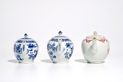 Drie Chinese blauwwitte en famille rose theepotten met deksels, Qianlong