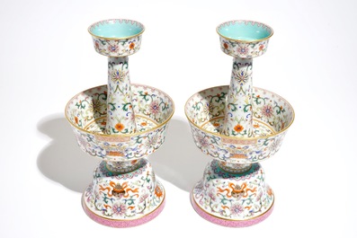 Une paire de bougeoirs en porcelaine de Chine famille rose, marque de Jiaqing, 19/20&egrave;me