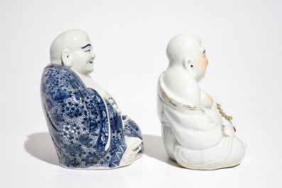 Deux mod&egrave;les de Bouddha en porcelaine de Chine polychrome et bleu et blanc, 19/20&egrave;me