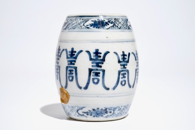 Un porte-encens en porcelaine de Chine bleu et blanc &agrave; d&eacute;cor &quot;Shou&quot;, 19/20&egrave;me