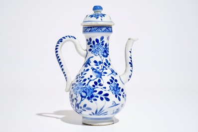 Une verseuse couverte en porcelaine de Chine bleu et blanc, Kangxi