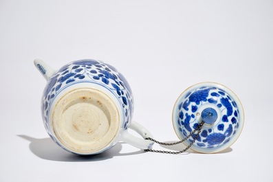 Une th&eacute;i&egrave;re en porcelaine de Chine bleu et blanc &agrave; d&eacute;cor floral, Kangxi