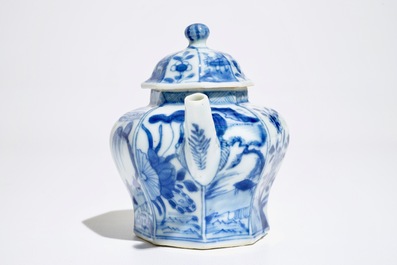 Une th&eacute;i&egrave;re et son couvercle en porcelaine de Chine bleu et blanc, Kangxi