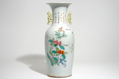 Un grand vase en porcelaine de Chine famille rose &agrave; double d&eacute;cor, 19/20&egrave;me