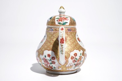 Een Chinese famille rose theepot met floraal en geometrisch decor, Yongzheng