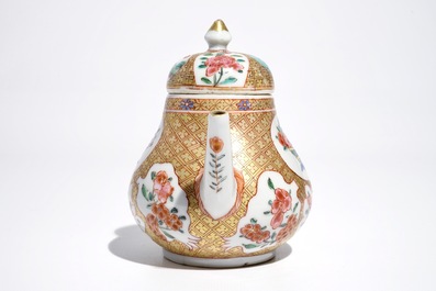 Een Chinese famille rose theepot met floraal en geometrisch decor, Yongzheng