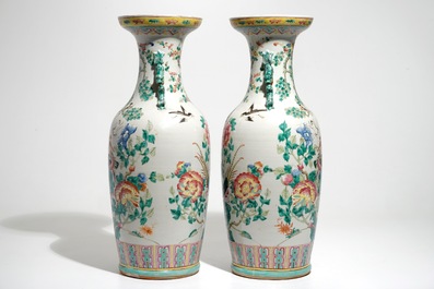 Une paire de vases en porcelaine de Chine famille rose, 19&egrave;me