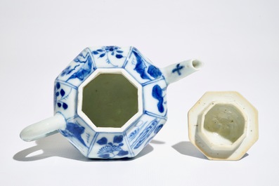 Une th&eacute;i&egrave;re et son couvercle en porcelaine de Chine bleu et blanc, Kangxi