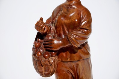 Quatre figures en bois sculpt&eacute; figurant des ouvriers, Chine, &eacute;poque R&eacute;volution Culturelle