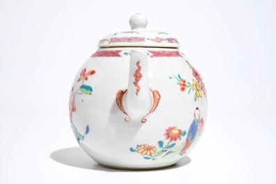 Une th&eacute;i&egrave;re et son couvercle en porcelaine de Chine famille rose, Yongzheng