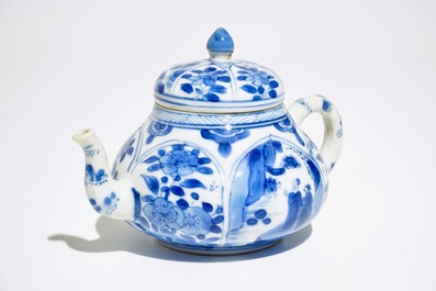 Een Chinese blauwwitte theepot met figuratieve en florale cartouches, Kangxi