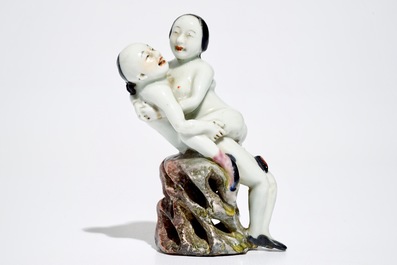 Un groupe en porcelaine de Chine polychrome &agrave; sujet &eacute;rotique, 19/20&egrave;me