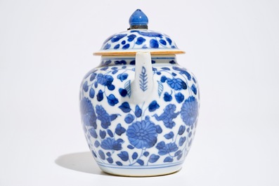 Une th&eacute;i&egrave;re en porcelaine de Chine bleu et blanc &agrave; d&eacute;cor floral, Kangxi