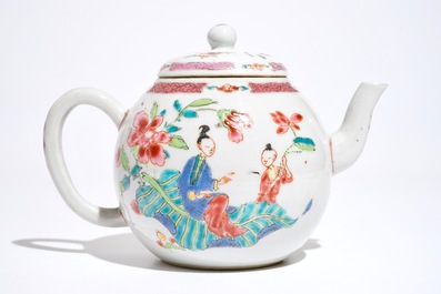 Een bolvormige Chinese famille rose theepot met deksel, Yongzheng