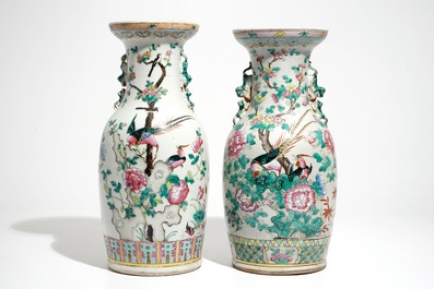 Deux vases en porcelaine de Chine famille rose aux oiseaux, 19&egrave;me