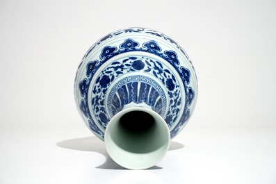 Un vase de forme bouteille en porcelaine de Chine bleu et blanc, marque de Guangxu, 20&egrave;me