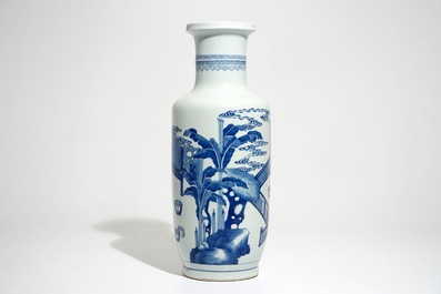 A Chinese blue and white rouleau vase with a court scene, 19/20th C.