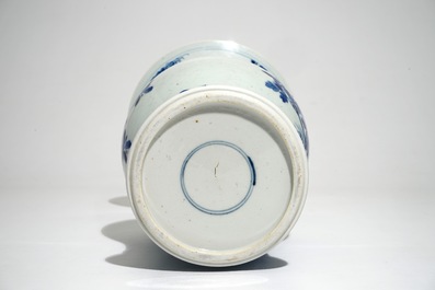 Un vase de forme yenyen en porcelaine de Chine bleu et blanc, Kangxi