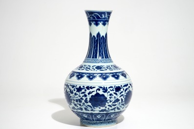 Un vase de forme bouteille en porcelaine de Chine bleu et blanc, marque de Guangxu, 20&egrave;me